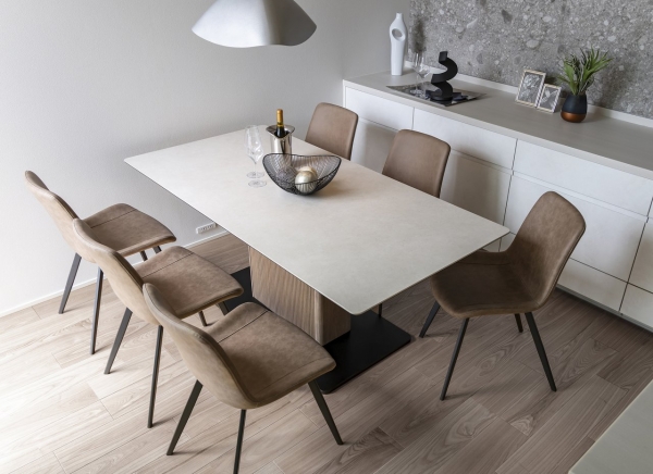 トレンドの縦ルーバーの杢目脚に、セラミックの天板を乗せたダイニング　TETE（テイト）